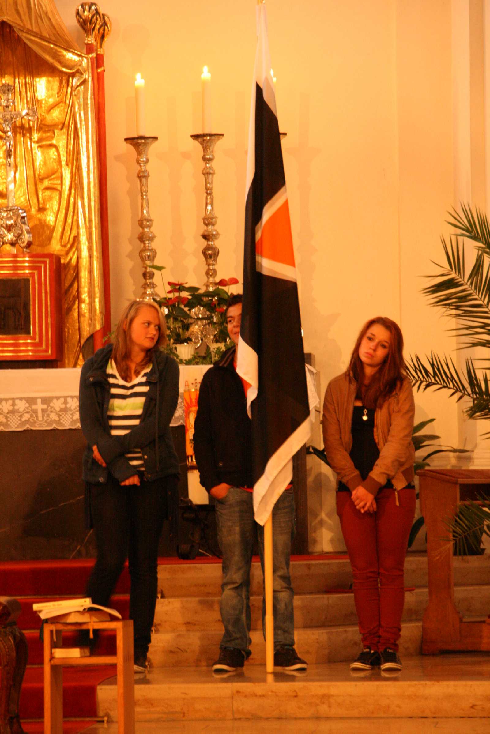 Fahnenabordnung während des Gottesdienstes